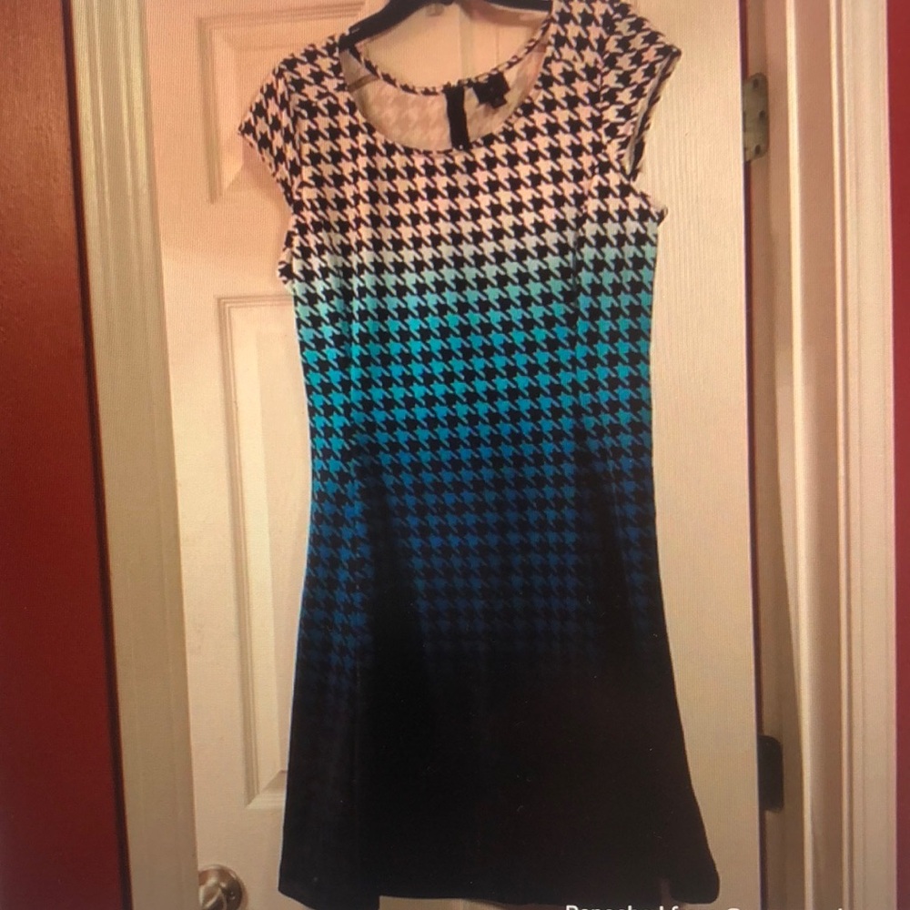 Worthington Black and White Sheath Dress Cap Sleeve Crew Neck